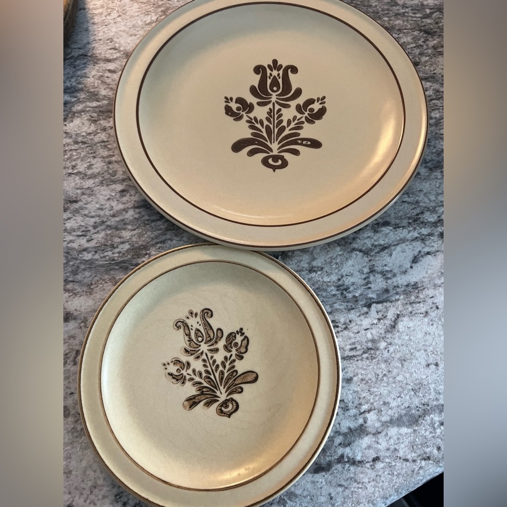 Vintage Pfaltzgraff 2 piece plate set GUC